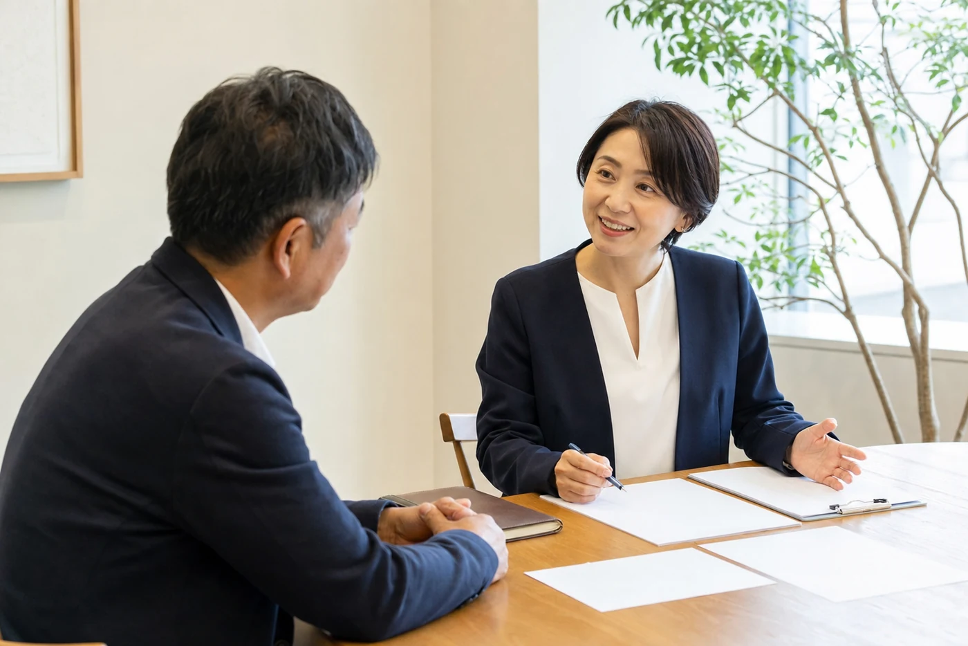 相談者の話を丁寧に聞く専門家